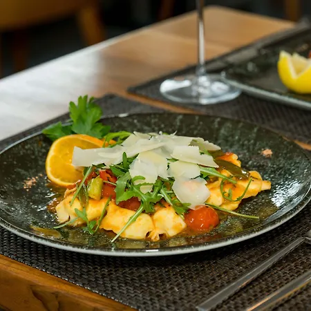 فندق Roca Restaurant Und *
