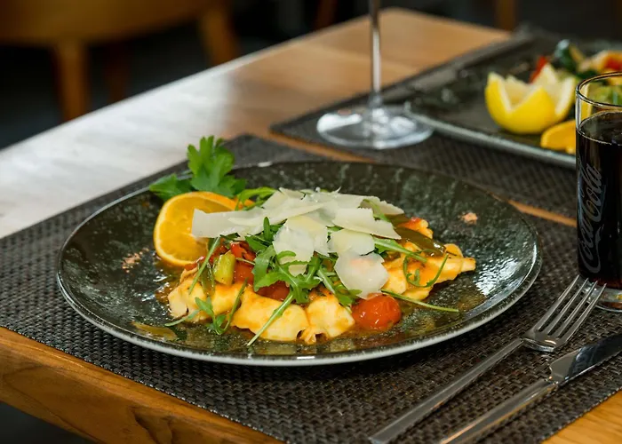 فندق Roca Restaurant Und *